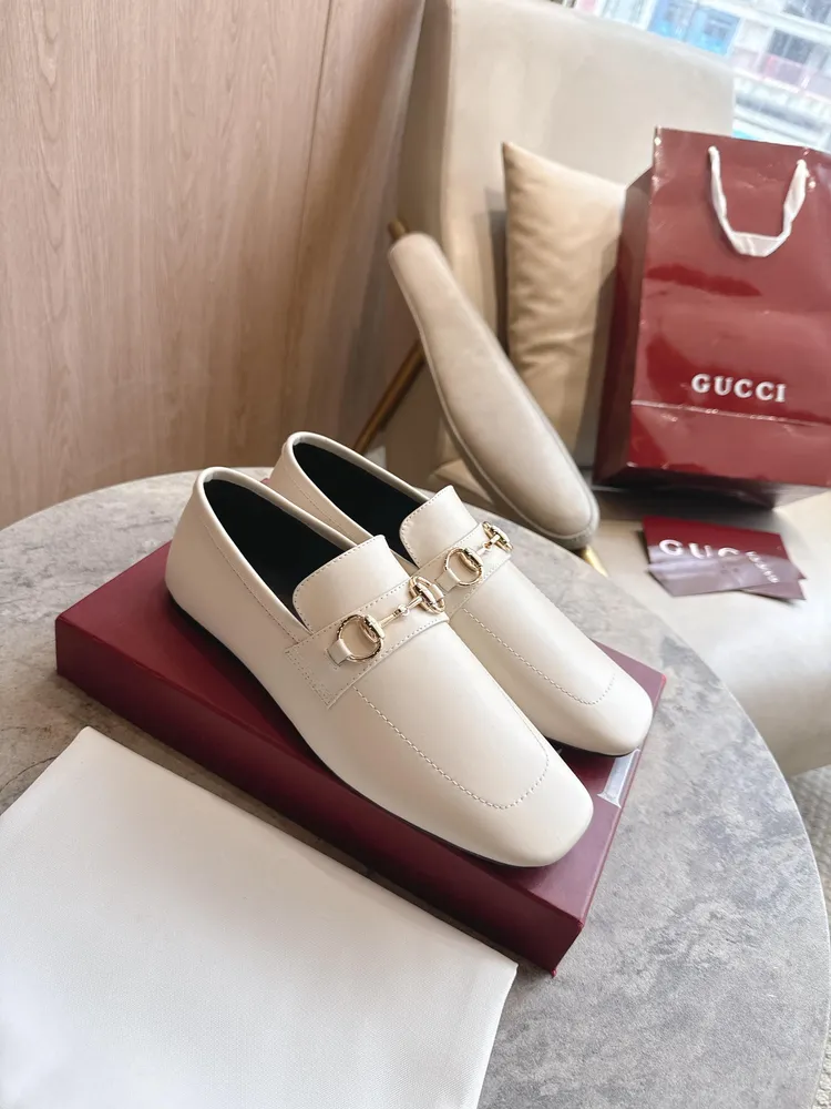 8995-1  白¥670（35-42）Generation Gucci 系列深入探索品牌典藏設計元素，將不同世代的設計融匯於一體，譜寫出獨特的美學篇章。這款鞋履為經典 Horsebit 樂福鞋注入前衛魅力。方形鞋頭、平底鞋底和反向結構設計