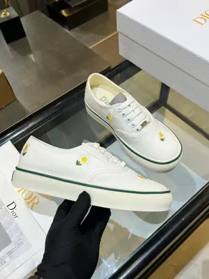 Dior · 迪奧新款刺繡低幫帆布鞋四葉草☘️單鞋上腳系列 簡直太好看了，每一雙上腳都超級好看！舒適小矮跟 漂亮的鞋子才配最美的你 !休閒穿搭精選，成熟感拉滿☘️