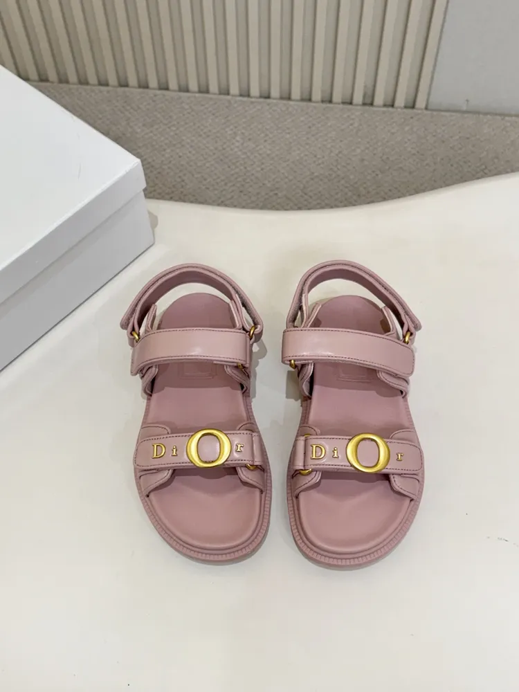 這款MyDior 涼鞋 熱賣價：650 由喬納森·安德森(Jonathan Anderson)傾情設計，時尚的設計突顯全新的Dior皮革製品標誌。羊皮革款式，搭配飾帶和厚底，可為本季的各式休閒造型增添活潑風格。