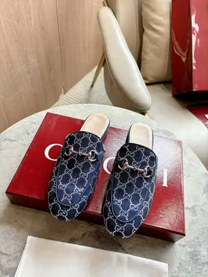 牛仔鑽Princetown系列拖鞋自問世以來一直是Gucci的經典單品，現以精緻材質與經典圖案煥新演繹，彰顯全新風貌。這款標誌性穆勒鞋綴飾別緻金色調馬銜扣，致敬品牌悠久的馬術傳承。
