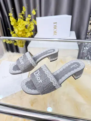 Dior 2026春夏系列中跟拖鞋，精緻優雅。鞋面5D設計，Dior標誌超有辨識度，日常或度假都能輕鬆駕馭。Oblique壓紋是Dior經典元素，搭配蕾絲刺繡，法式浪漫氛圍感拉滿！鞋底輕便，長時間穿也不累，實用又時髦，是春夏必入單品～