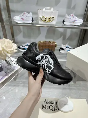 p710 ALEXANDER MCQUEEN/亞歷山大麥昆 2024春夏男Sprint運動情侶款 鞋側面飾有時尚個性字母seal Logo標誌 全皮壓花油邊工藝 內裡羊皮裡 牛皮墊腳，不脫層不褪色，最新精美全套包裝 另配有一幅鞋帶 女35-