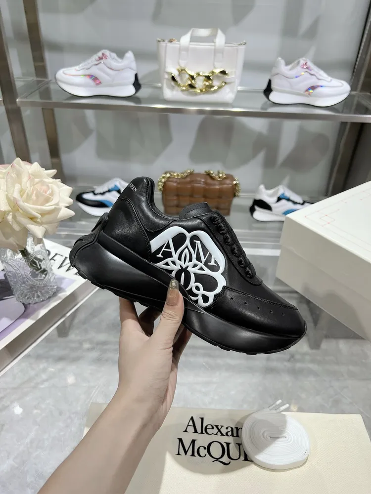 p710 ALEXANDER MCQUEEN/亞歷山大麥昆 2024春夏男Sprint運動情侶款 鞋側面飾有時尚個性字母seal Logo標誌 全皮壓花油邊工藝 內裡羊皮裡 牛皮墊腳，不脫層不褪色，最新精美全套包裝 另配有一幅鞋帶 女35-