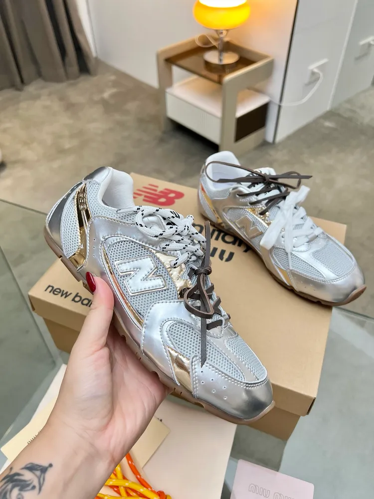 ￼ MIU MIU繆⁠繆‬ x New Balance NB530休閒‬運動鞋，當‬之無愧年度鞋‬王，Miu Miu x從New Balance 典⁠經‬！NB530運動‬鞋中汲取靈感，推出‬了‬自己的代迭‬版本530SL。該‬運動鞋採⁠用
