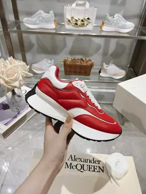 p710 ALEXANDER MCQUEEN/亞歷山大麥昆 2024春夏男Sprint運動情侶款 鞋側面飾有時尚個性字母seal Logo標誌 2層全皮工藝 高版本油邊 內裡羊皮 牛皮墊腳，不脫層不褪色，最新精美全套包裝 另配有一幅鞋帶 女