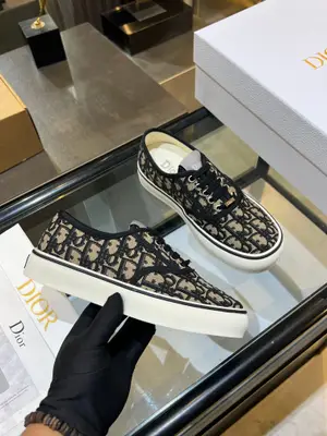 Dior · 迪奧新款刺繡低幫帆布鞋四葉草☘️單鞋上腳系列 簡直太好看了，每一雙上腳都超級好看！舒適小矮跟 漂亮的鞋子才配最美的你 !休閒穿搭精選，成熟感拉滿☘️