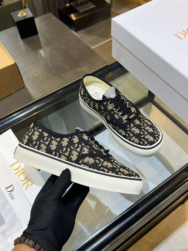 Dior · 迪奧新款刺繡低幫帆布鞋四葉草☘️單鞋上腳系列 簡直太好看了，每一雙上腳都超級好看！舒適小矮跟 漂亮的鞋子才配最美的你 !休閒穿搭精選，成熟感拉滿☘️