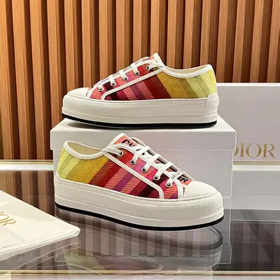 P650元。 Dior彩虹鞋，將時尚與藝術完美融合，自推出以來便在時尚界掀起了一股絢麗的潮流風暴。它獨特的設計靈感源於對多元文化和藝術的融合，大膽採用了豐富的色彩，將赤橙黃綠青藍紫等多種顏色巧妙地組合在一起，就像一道絢麗的彩虹，為鞋子賦予了