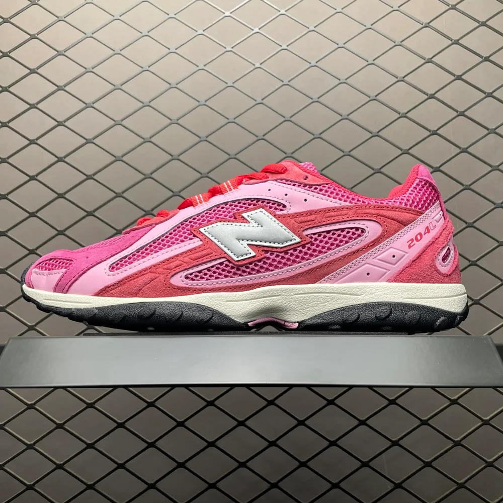 💰550  純原 KITH x New Balance U204LKTH 聯名款復古休閒鞋 薄底鞋  品質 區別市面先行通貨版本 鞋身搭載EVA科技中底 適用多元穿搭場合為戶外出行提供舒適長遠的穿搭體驗 尺碼：36 37 37.5 38 