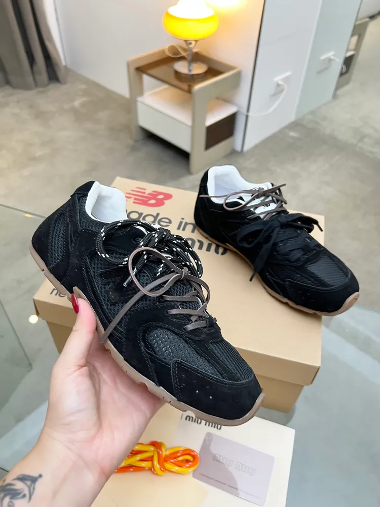 ￼ MIU MIU繆⁠繆‬ x New Balance NB530休閒‬運動鞋，當‬之無愧年度鞋‬王，Miu Miu x從New Balance 典⁠經‬！NB530運動‬鞋中汲取靈感，推出‬了‬自己的代迭‬版本530SL。該‬運動鞋採⁠用