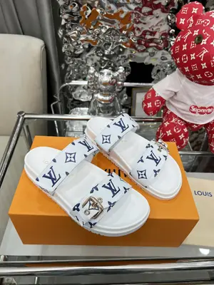 Louis Vuitton路易威登春夏新款拖鞋火爆上市，1:1高階定製，秒殺一切仿品，原版開模LOGO裝飾，既時尚又美觀，面料:進口壓花牛皮，內裡羊皮，精美原版鞋楦，大底原版開模，鞋底加水臺4釐米。碼數35—42,多色可選帶圖下單，新色會陸