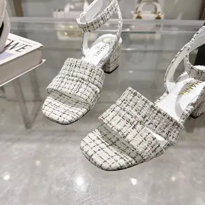 𝐂𝐇𝐀𝐍𝐄𝐋★小香 春夏新品 專櫃新款涼鞋電繡凌格永不褪去的經典元素 💋展現與眾不同的穿搭風格美到無話可說 夏季必入款……     鞋面：進口羊皮/針織面料