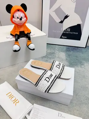 Dior 2026春夏系列拖鞋，精緻優雅。Dior標誌超有辨識度，日常或度假都能輕鬆駕馭。Oblique壓紋是Dior經典元素， 環保編織PP面料 經典升級 復古舒適度與時髦度並存 設計搭配不同風格需求