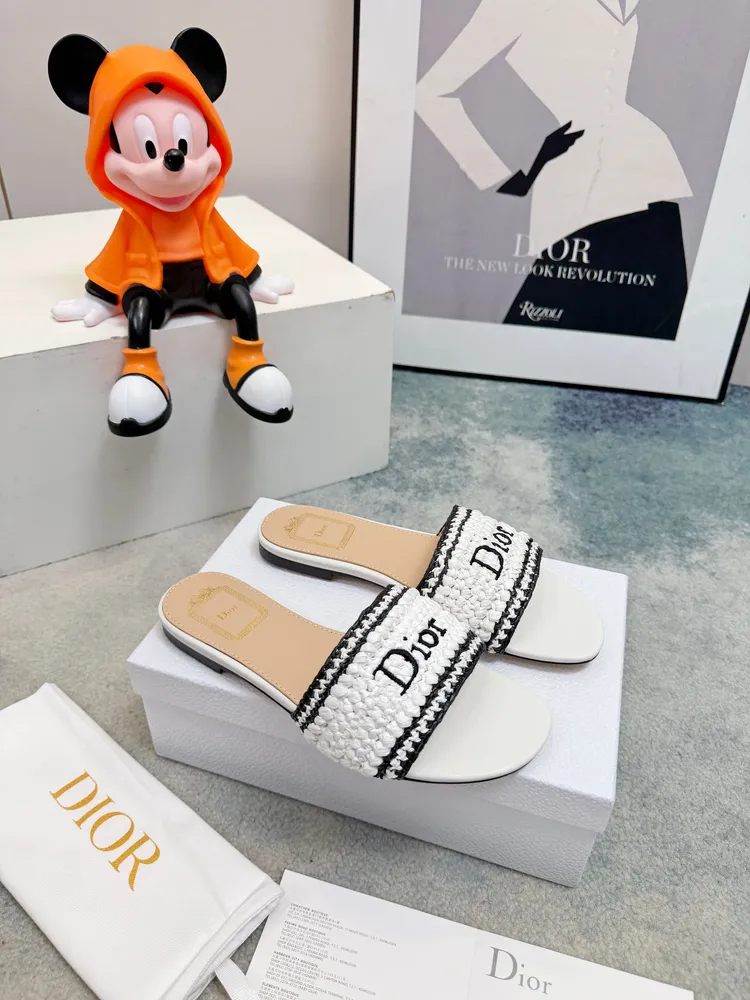 Dior 2026春夏系列拖鞋，精緻優雅。Dior標誌超有辨識度，日常或度假都能輕鬆駕馭。Oblique壓紋是Dior經典元素， 環保編織PP面料 經典升級 復古舒適度與時髦度並存 設計搭配不同風格需求