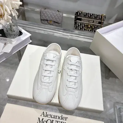 🌼26ss最新Alexander McQUEEN，Boxe運動鞋、復古德訊鞋😎流暢圓頭廓形，採用絲綢牛皮打造，配有輕柔襯墊，兼具結構感與柔韌舒適版型。縫線細節設計，側面飾有標誌性McQueen標誌。搭配輕質橡膠鞋底，配以小凸紋細節