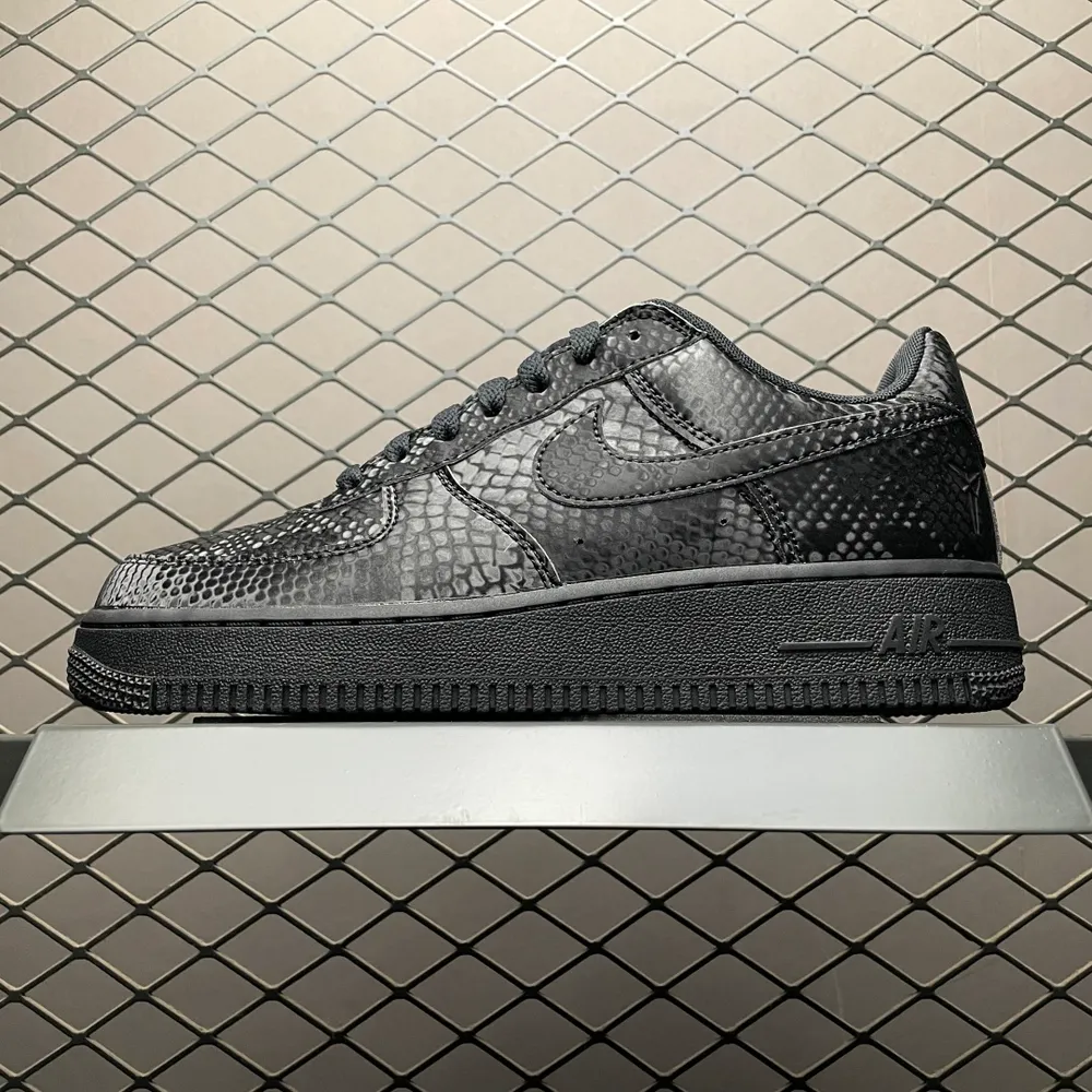 💰650 純原 Kobe Bryant x NK Air Force 1 Low 黑曼巴 科比聯名款空軍一號低幫休閒板鞋 IB0018-003 市售最高版本 原廠皮料打造 原鞋原楦頭紙板開發 高階外貿零售專供品質 全方位細節到位 尺碼：4