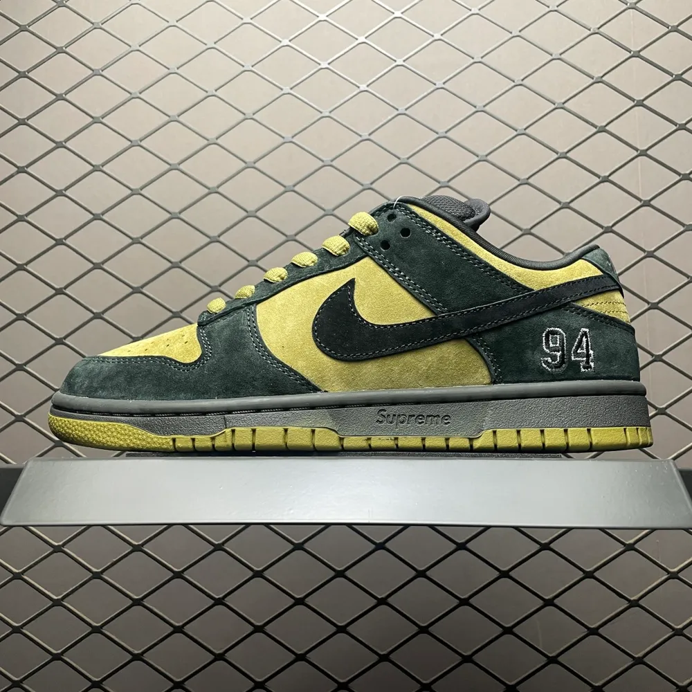 💰650 純原Supreme x NK Dunk Low SUP聯名款 低幫休閒滑板鞋 HQ8487-380 原材料麂皮打造 原鞋開發 版型完美 頭部大廠打造 品質毋庸置疑 實拍所見即所得 尺碼：36 36.5 37.5 38 38.5 
