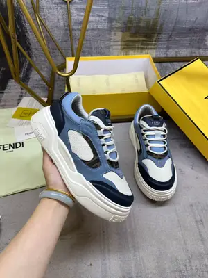 FENDI Force繫帶低幫鞋。白色全粒麵皮革以及淺藍色和藍色光滑皮料材質，採用襯墊元素。棕色FF提花和淺藍色科技布料細節。輕質厚實白色鞋底，鞋頭和鞋跟帶FF圖案細節。男38-45碼P700