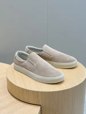 出廠【實價】🐦‍🔥🐦‍🔥BC-新品Brunello Cucinelli BC春夏新款男士一腳蹬休閒鞋 ，這款本季精美色彩的馬褲呢膠底鞋以柔軟鞋面材料和絨質感麂皮鞋後跟演繹休閒百搭風格|輕盈的橡膠鞋底為鞋子帶來了更舒適、靈活的穿著感，