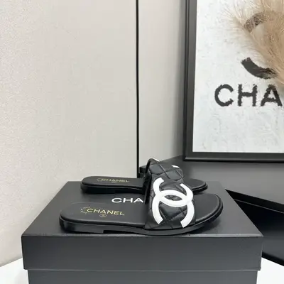 Chanel香奈兒小香風C家春夏菱格紋雙C平底一字拖鞋，輕奢慵懶氛圍感拉滿‼️經典菱格絎縫&立體撞色雙C多色爆款👏2026專櫃同步上新