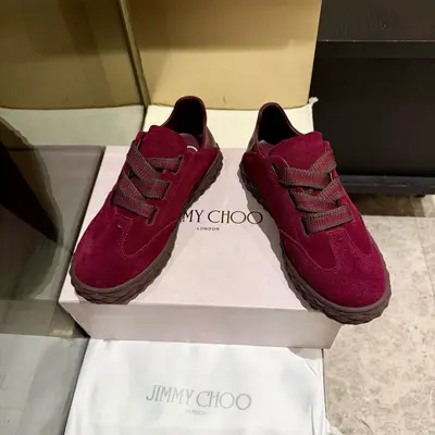 新款吉米周 JIMMY CHOO ，獨家發售，工廠價格批710、原版大底休閒小白鞋，採用最新工藝設計，立體感強👍多種工藝融合一起，顛覆時尚，超級有型！搭配超美。原版一比一