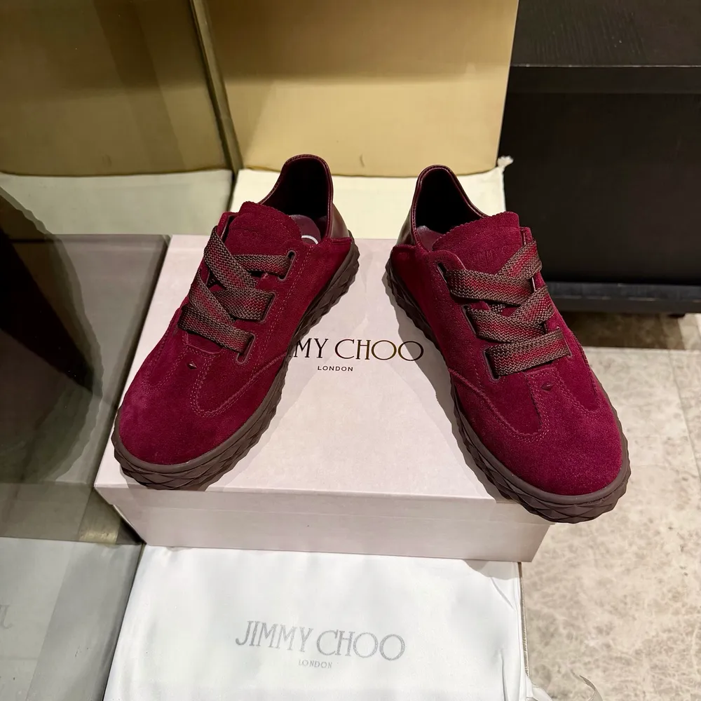 新款吉米周 JIMMY CHOO ，獨家發售，工廠價格批710、原版大底休閒小白鞋，採用最新工藝設計，立體感強👍多種工藝融合一起，顛覆時尚，超級有型！搭配超美。原版一比一