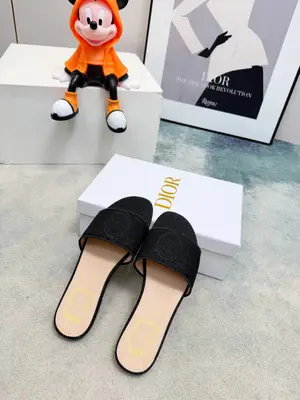Dior 2026春夏系列拖鞋，牛仔藍Oblique壓紋刺繡，精緻優雅。鞋面寬版設計，Dior標誌超有辨識度，粗跟結構舒適好走，日常或度假都能輕鬆駕馭。Oblique壓紋是Dior經典元素，搭配刺繡，法式浪漫氛圍感拉滿！鞋底輕便，長時間穿也