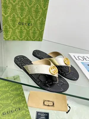 Gucc！古奇最新款平底夾腳拖鞋火爆上市。原版1：1複製。原版五金扣開模。《中低雙G大Logo原版開模》穿腳特別舒服，大牌名星最愛的奢侈品。