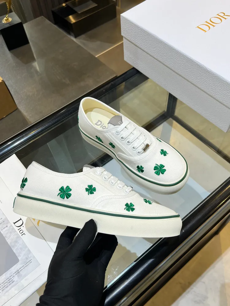 Dior · 迪奧新款刺繡低幫帆布鞋四葉草☘️單鞋上腳系列 簡直太好看了，每一雙上腳都超級好看！舒適小矮跟 漂亮的鞋子才配最美的你 !休閒穿搭精選，成熟感拉滿☘️
