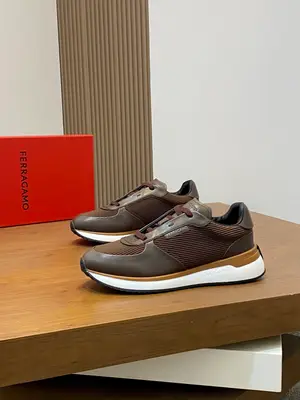 出廠【實價】🏃‍♂️🏃‍♂️菲拉格慕Ferragam 新款男士休閒運動鞋原版設計。這款鞋採用進口牛皮配透氣條紋布鞋面，內裡本染小牛皮 小牛皮鞋墊 上腳柔軟舒適透氣 配原盒全套包裝！看得見的細節和品質。