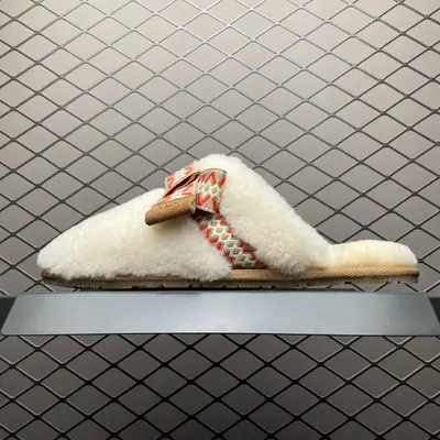 💰569   平臺外貿專供 UGG 女子蝴蝶結半拖拖鞋 1158266 十年品牌製鞋代工廠生產線出品 注重每一處細節 隆豐A級真羊皮毛一體 完全遵循ZP工藝流程打造 尺碼：35 36 37 38 39 40 編號：27UEFFTX