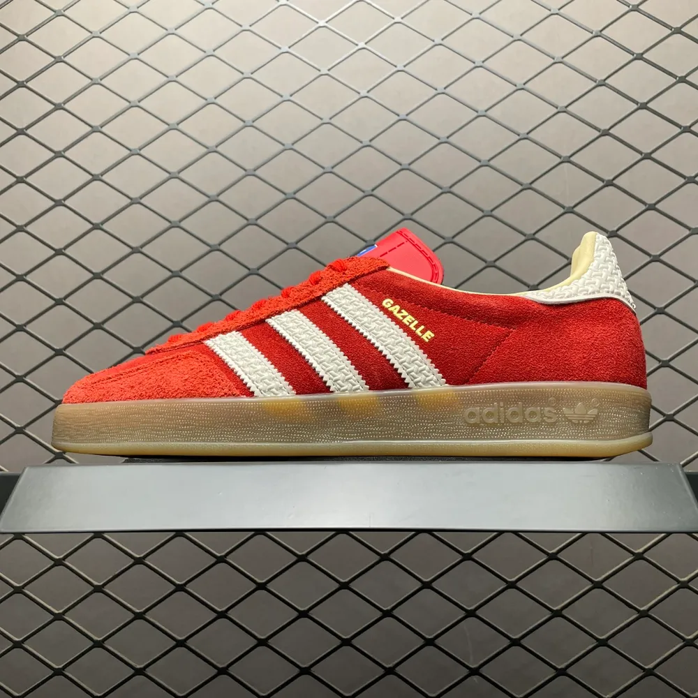 💰540 純原AD 阿迪 Gazelle Indoor 低幫運動休閒板鞋 IF2708 草莓熊 新版本 外貿大廠出品 尺碼：36 36.5 37 38 38.5 39 40 40.5 41 42 42.5 43 44 44.5 45 編號