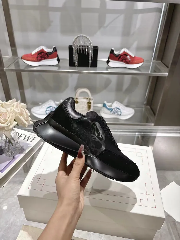 ALEXANDER MCQUEEN/亞歷山大麥昆 春夏男Sprint運動情侶款 鞋側面飾有時尚個性字母seal Logo標誌 內裡網 牛皮墊腳，不脫層不褪色，最新精美全套包裝 另配有一幅鞋帶 35-45