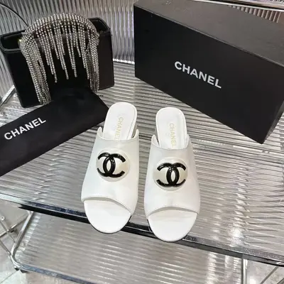 26春夏✨ Chanel圓球跟精緻拖鞋簡直是時尚作弊器！復古廓形+標誌性雙C球跟，黑皮質感拉滿，穿它出街回頭率直接爆棚，時髦精必須入