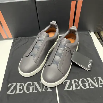 p670 ERMENEGILDO ZEGNA 傑尼亞男鞋 COUTURE Triple Stitch 運動鞋限量款 Triple Stitch 是一款精緻的休閒鞋履，飾有標誌性三重交叉鬆緊細節，靈感源於三重手縫線跡造型，彰顯了傑尼亞的悠久傳