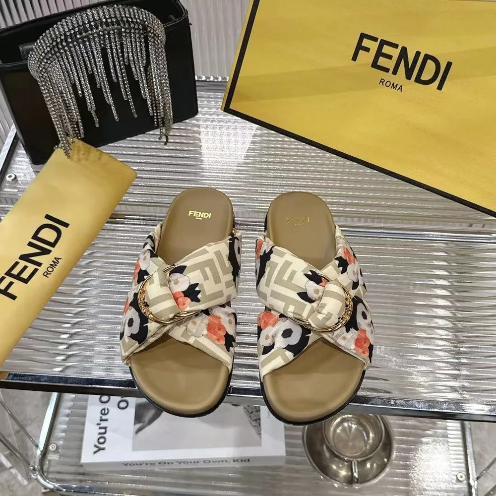 🌟Fendi 26夏經典扣飾拖鞋直接美到心巴～ 標誌性金屬扣飾自帶高光buff，低調中透著藏不住的貴氣感，一眼就能認出的奢牌辨識度，輕鬆拿捏氛圍感！