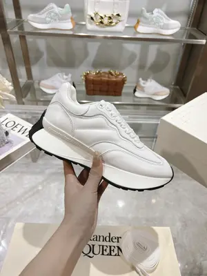 p710 ALEXANDER MCQUEEN/亞歷山大麥昆 2024春夏男Sprint運動情侶款 鞋側面飾有時尚個性字母seal Logo標誌 2層全皮工藝 高版本油邊 內裡羊皮 牛皮墊腳，不脫層不褪色，最新精美全套包裝 另配有一幅鞋帶 女