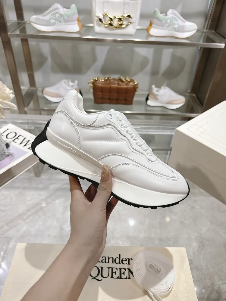 p710 ALEXANDER MCQUEEN/亞歷山大麥昆 2024春夏男Sprint運動情侶款 鞋側面飾有時尚個性字母seal Logo標誌 2層全皮工藝 高版本油邊 內裡羊皮 牛皮墊腳，不脫層不褪色，最新精美全套包裝 另配有一幅鞋帶 女