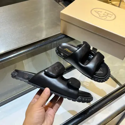 創作獨具ASH風格的時尚鞋履拖鞋，甄選塞內加爾混種羊羊皮，通過多重工序加工處理，紋理自然，光澤通透，保持皮料的天然質感，給你舒適的腳部體驗，皮料緊緻	手感柔軟	不易變形。