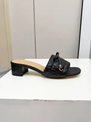 春夏新款Dior D-Lane 迪奧中跟拖鞋，經典風格。黑色牛皮革鞋面展示5D電秀藤格紋圖案，飾以金色飾面金屬 CD扣標誌，彰顯時尚氣質。加墊皮革內底打造舒適的穿著體驗，簡約的設計便於穿脫，打造休閒的造型。