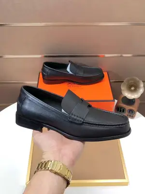 工廠💰【愛馬仕 HERMES】（牛皮內裡）🍀義大利頂級奢侈🍀他不追求新奇的款式和華麗的色彩，以其完美無瑕、優雅、經典的風格吸引著成功男士的青睞正裝皮鞋 這款非常非常舒適，簡潔穩重的款式讓您輕鬆搭配任何風格！版型絕對原版套楦1:1精製，