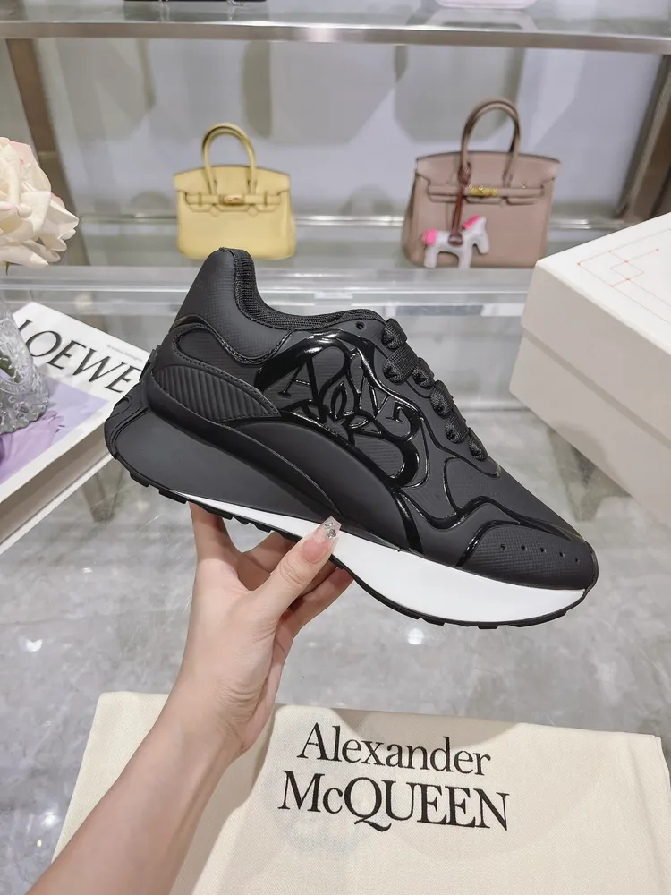 ALEXANDER MCQUEEN/亞歷山大麥昆 2024春夏男Sprint運動情侶款 鞋側面飾有時尚個性字母seal Logo標誌 全皮壓花工藝 內裡網 牛皮墊腳，不脫層不褪色，最新精美全套包裝 另配有一幅鞋帶 男39-45p710