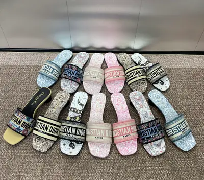 迪家 D**r 2025春夏新款一字拖拼色女鞋 CD字母logo立體刺繡圓柱跟涼鞋 方頭粗跟果凍色露趾拖鞋 市面頂級版本