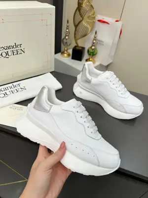 Alexander McQueen·亞歷山大麥昆🏆繫帶圓頭 低幫 生活休閒鞋 情侶鞋⛳️2025最新米蘭時裝週T臺走秀款，獨特個性的設計，上腳超有範，圓頭的設計讓腳趾得到完全的釋放。超下血本， 購入多雙原版，拆解復刻。超級爆款，專櫃品質！
