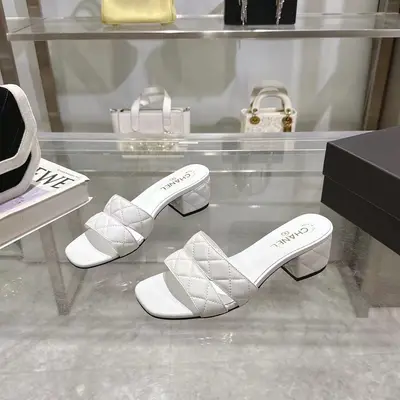 𝐂𝐇𝐀𝐍𝐄𝐋★小香 春夏新品 專櫃新款涼鞋電繡凌格永不褪去的經典元素 💋展現與眾不同的穿搭風格美到無話可說 夏季必入款……     鞋面：進口羊皮/針織面料