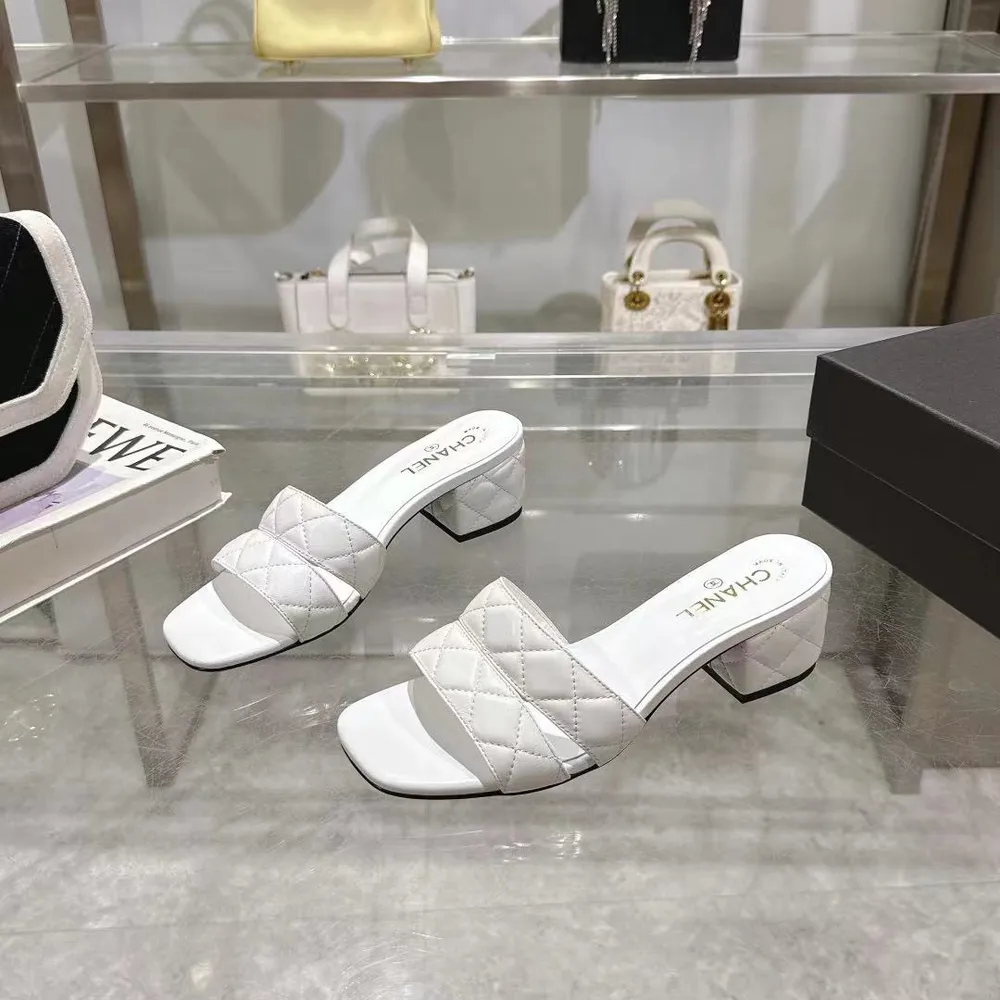 𝐂𝐇𝐀𝐍𝐄𝐋★小香 春夏新品 專櫃新款涼鞋電繡凌格永不褪去的經典元素 💋展現與眾不同的穿搭風格美到無話可說 夏季必入款……     鞋面：進口羊皮/針織面料