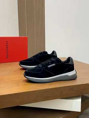 出廠【實價】🏃‍♂️🏃‍♂️菲拉格慕Ferragam 新款男士休閒運動鞋原版設計。這款鞋採用進口牛皮配透氣條紋布鞋面，內裡本染小牛皮 小牛皮鞋墊 上腳柔軟舒適透氣 配原盒全套包裝！看得見的細節和品質。