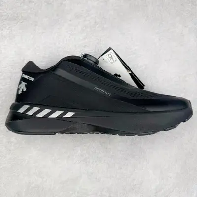HP代工水準 💰700🉐 DESCENTE Enerzite 迪桑特時尚潮流 低幫跑步鞋 DESCENTE（迪桑特）創立於1935年，品牌名取自法語詞彙，意為“滑降”。品牌箭頭標識代表滑雪的三種技術“高速直線滑行”、“穿越”和“側滑”，