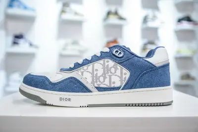 Dior迪奧B27系列 經典奢侈品休閒運動板鞋 頂級禮盒代購版本 市面為數不多的“真正原鞋拆解開發” 選材耗時就半個多月 進口原廠皮料 無色差細節拉滿 敢與AJ大迪奧相媲美由義大利工坊匠心打造，黃俊捷、林一等各大明星、網紅博主爭先上腳且全國