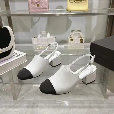 𝐂𝐇𝐀𝐍𝐄𝐋★小香 春夏新品 專櫃新款涼鞋電繡永不褪去的經典元素 💋展現與眾不同的穿搭風格美到無話可說 夏季必入款……     鞋面：進口羊皮
